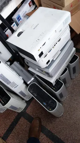 LOTE DE PROJETOR VARIOS MODELOS 10PCS ALGUNS FUNCIONAM OUTROS PRECISA DE CONSERTO OU PARA