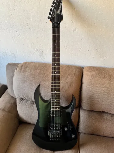 Guitarra Ibanez RG 220 e caixa de som Meteoro