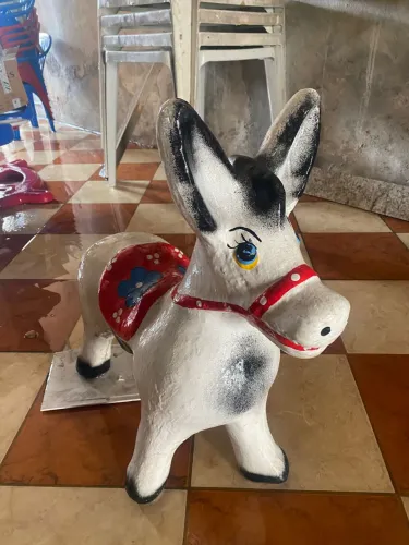 Vendo um cachorro e um burrinho de cerâmica 