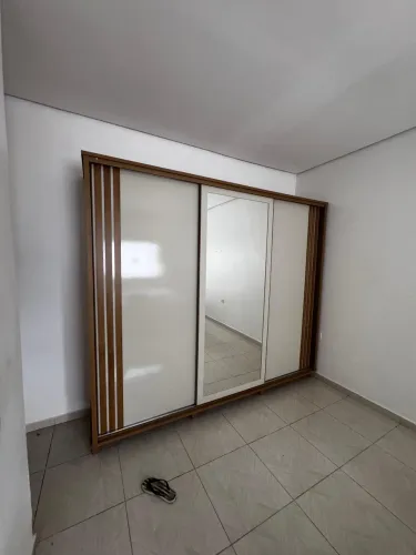 Vende-se guarda-roupa de casal