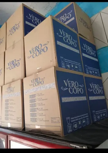 Caixa com 2.500 copos descartáveis 