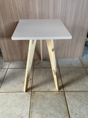 Mesa quadrada cinza decorativa