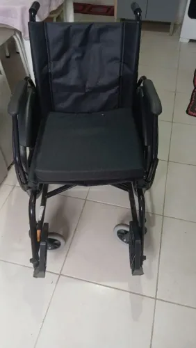 Vendo 2 cadeiras de rodas e 1 andador