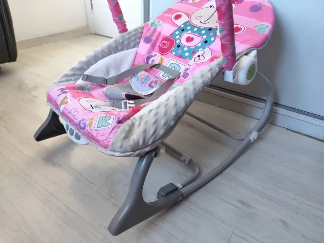 Cadeira de balanço para bebê - menina