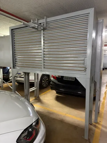 Armário para garagem com suporte para bicicleta
