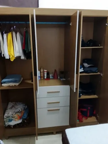 vende se um guarda roupa seme novo 6portas e3gavetas