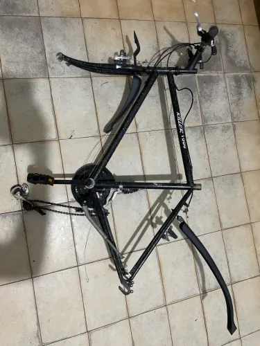 Quadro de bike usado com marcha e freio corrente pedal e pezinho já nele