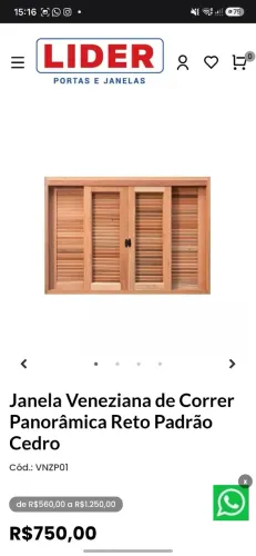 Janela de madeira com veneziana