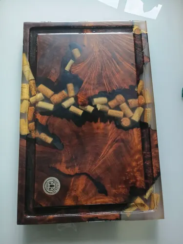 Tábua artesanal hibrida com rolhas encrustadas