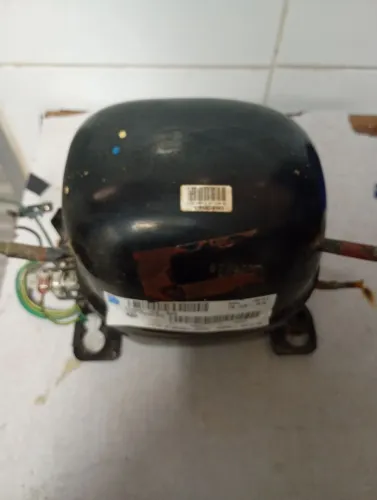 Vendo compressor de geladeira.