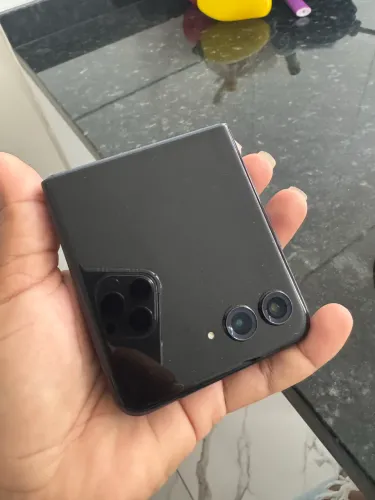 Vendo Razr 50 ultra ainda na garantia até outubro 