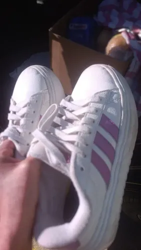 Vendo tênis adidas, número 38, feminino em ótimo estado de conservação