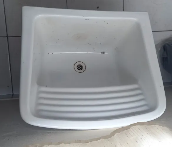 Tanque de lavar roupa em perfeito estado