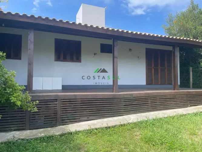 Casa disponível para locação anual em Ibiraquera, próximo à Praia do Rosa