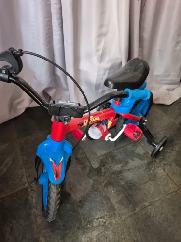Bicicleta infantil menino