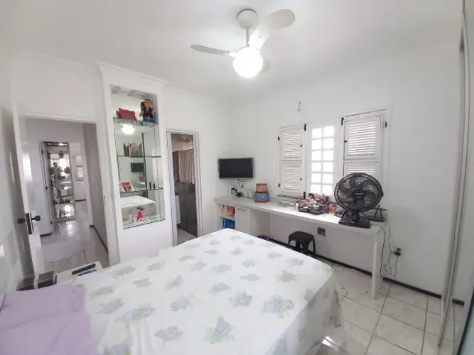 Casa com quatro suítes no Luciano Cavalcante - 220m²