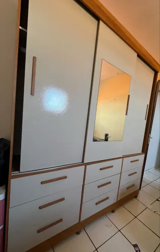 Guarda-roupas de casal, portas de correr e 9 gavetas.