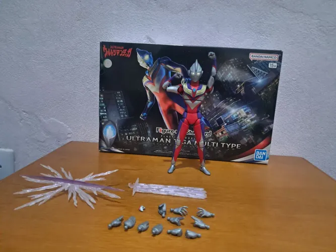 Ultraman tiga model kit montado