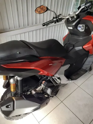 HONDA ADV 160 - COR: VERMELHO, ANO 2025.