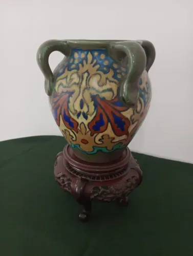 Cerâmica Holandesa Jarra Decorativa Século XX com Base em Madeira Entalhada Decoração