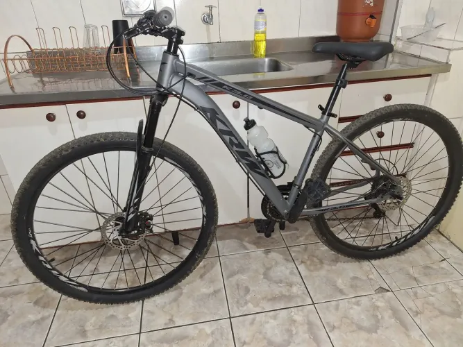 Bicicleta aro 29 KRW muito pouco usada