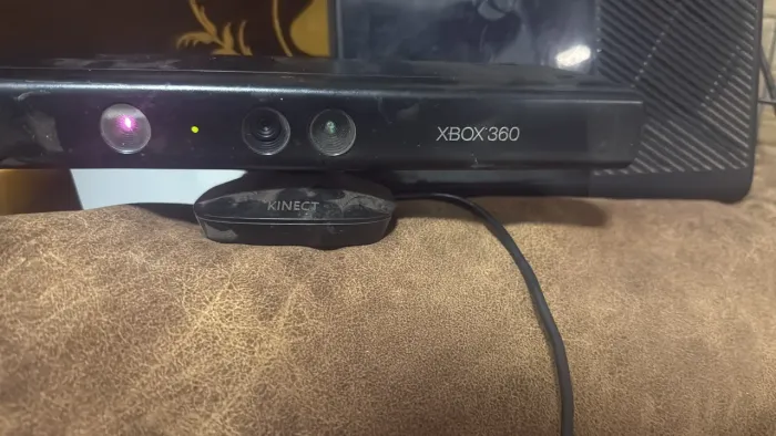 Xbox 360 completo com Kinect , 2 controles e 3 jogos brinde