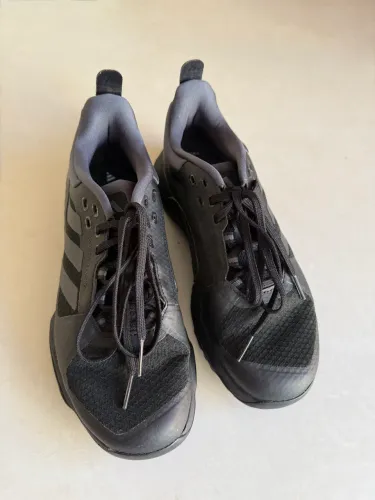 Tênis adidas