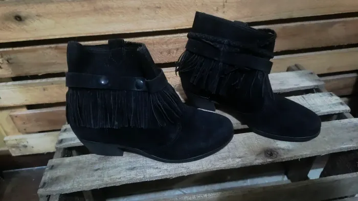 Botas pretas em couro camurça com franjas
