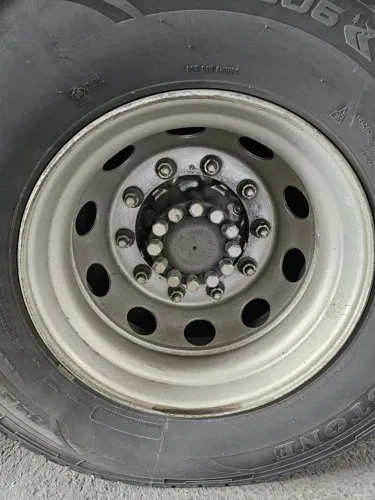 Cinco rodas para caminhão