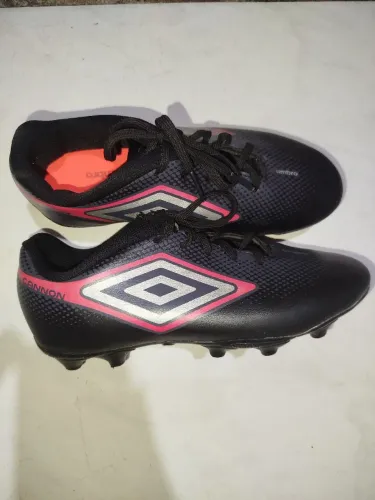 Chuteira de campo umbro