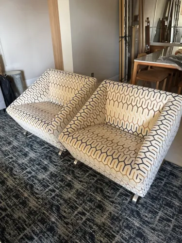 Conjunto de 2 poltronas para sala de estar da marca Prima Linea.
