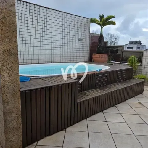 Cobertura com 4 suites e 3 vagas de garagem, possui 300 m²