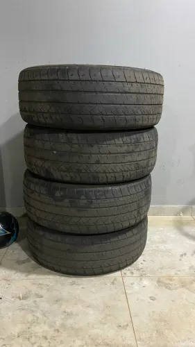 Pneus Xbri 235/55 R17.