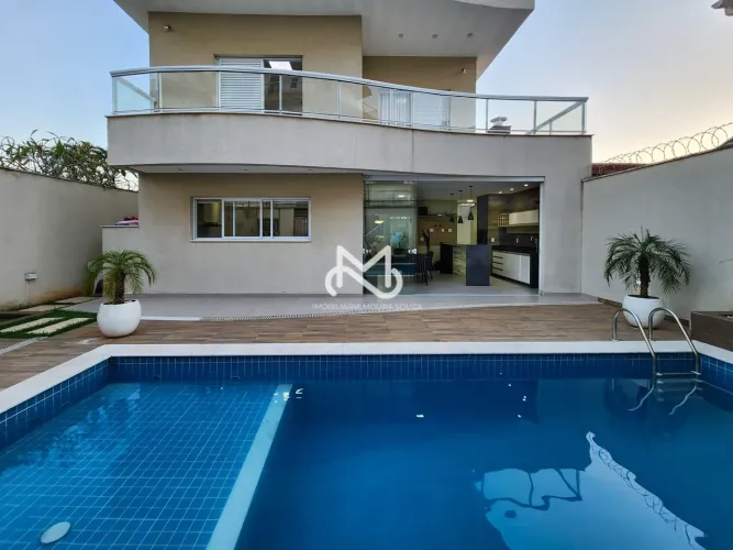 Casa a 400m da praia à venda no centro de Bertioga/SP