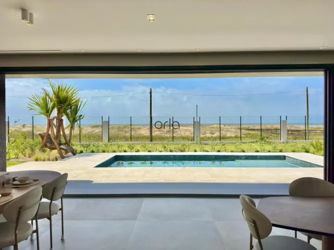Casa fundos para o mar com 05 suítes à venda em Capão da Canoa - Condomínio Costa Serena R