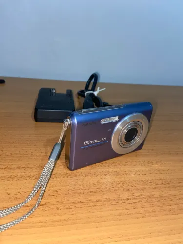 Câmera Casio Exilim EX-Z75 7.2MP + Carregador