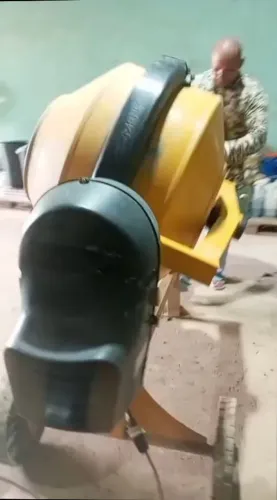Vendo Betoneira,ensiladeira e outros