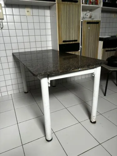 Mesa de cozinha/ granito