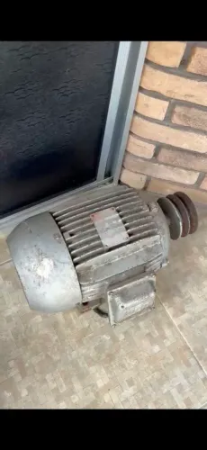 Motor trifasico de 7.5 cv e outro de 25 vc