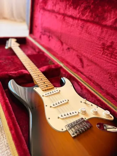 Guitarra Fender Strato Sunburst