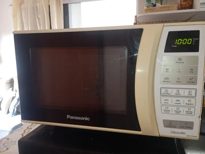 Microondas panassonic 21 litros , funcionando perfeitamente , R$ 130,00.