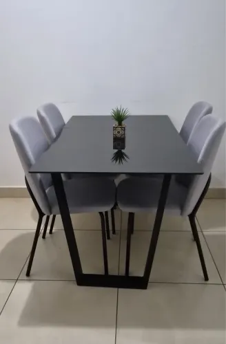 MESA DE VIDRO E CADEIRAS ALMOFADADAS