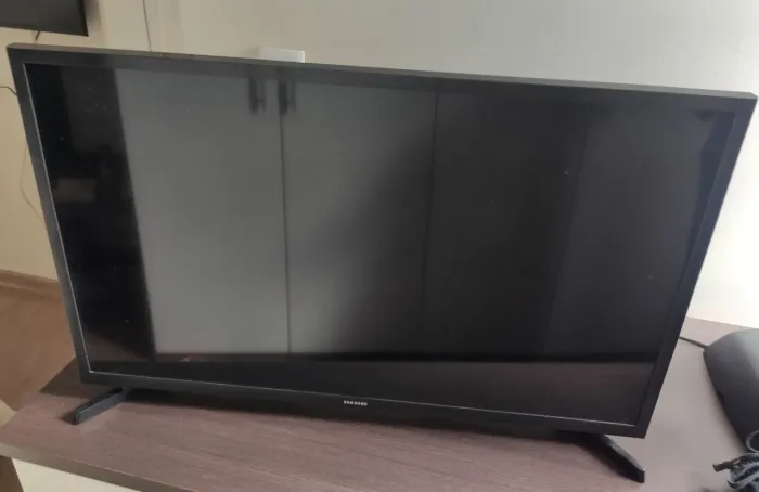 TV Samsung 32" HD BE32N - Em perfeito funcionamento - com controle remoto 