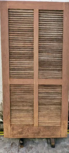 Porta tipo veneziana de angelim maciço.