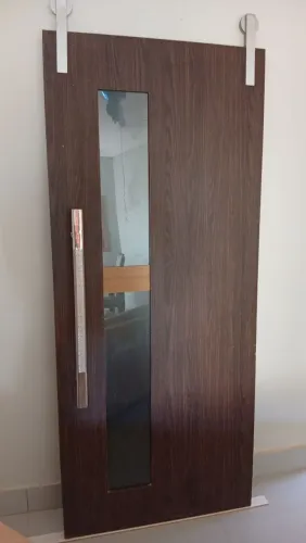 Vendo porta de correr com roldanas puxadores inox medida 210x90