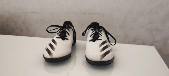 Chuteira Adidas X Ghosted.4 preta e branca