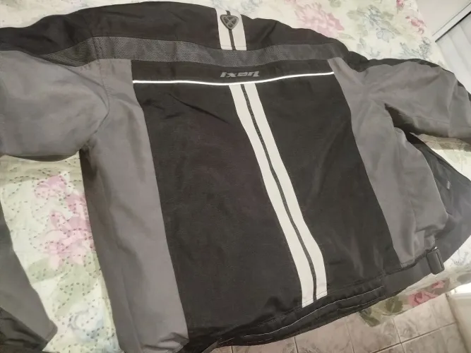 Vendo jaqueta bem conservada, não tem nenhuma detalhe.. Tamanho XXL