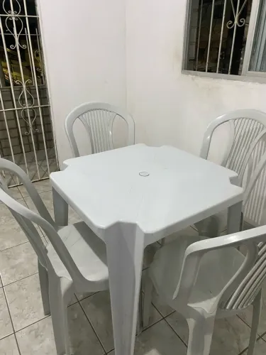 Mesa e cadeiras