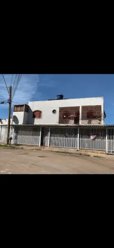 Vende se uma casa em ótima localização