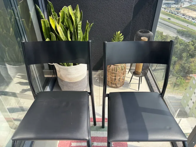 2 cadeiras Tok Stok de metal preta empilháveis